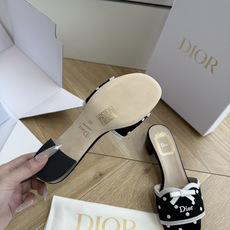 G072顶级品质Dior/迪奥新蝴蝶结编织刺绣拖鞋凉鞋 标志性金属D字扣缀于鞋头侧畔哑光鎏金质感低调夺目是懂奢者才识的隐 G072顶级品质Dior/迪奥新蝴蝶结编织刺绣拖鞋凉鞋 标志性金属D字扣缀于鞋头侧畔哑光鎏金质感低调夺目是懂奢者才识的隐