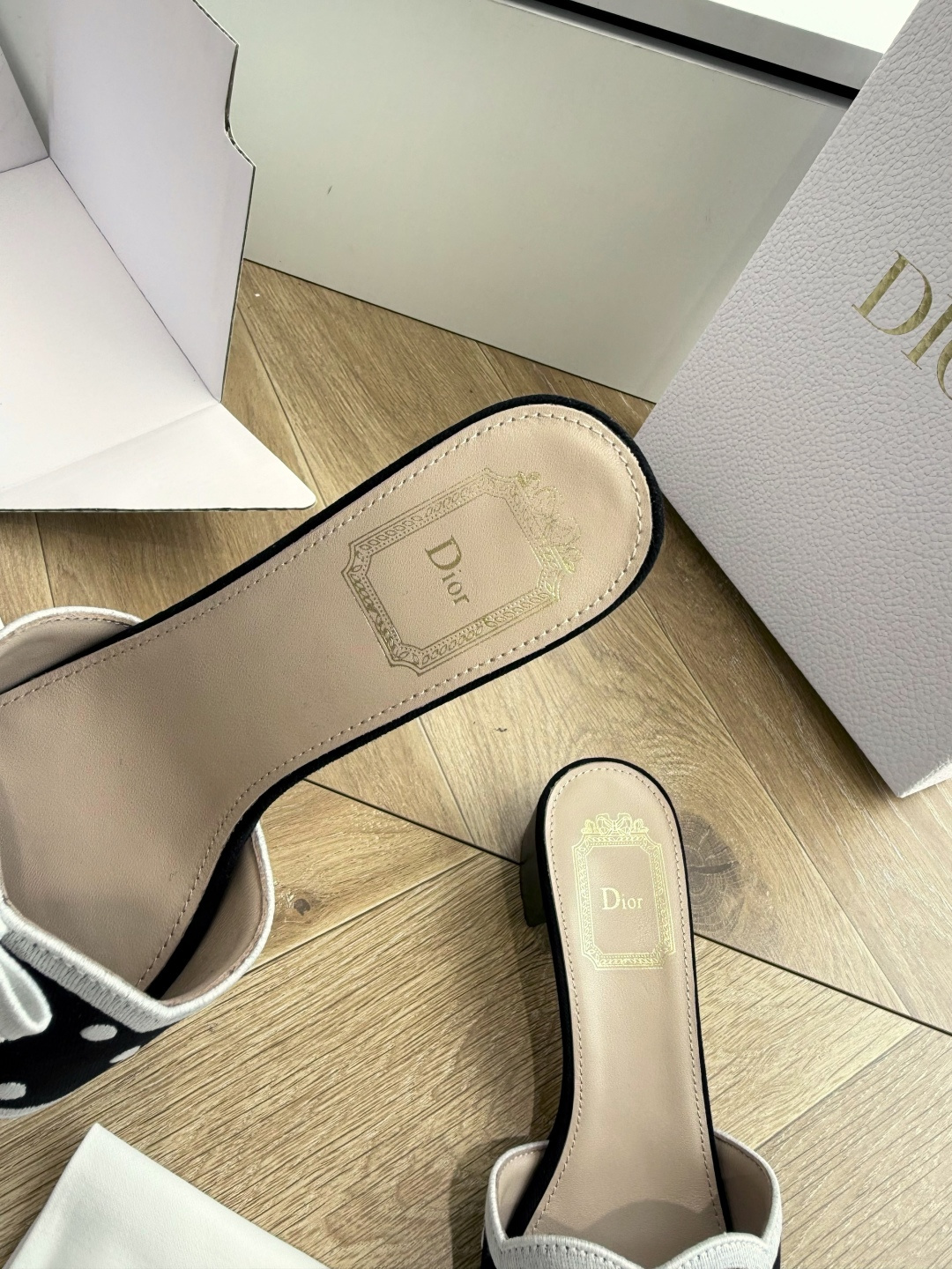 G072顶级品质Dior/迪奥新蝴蝶结编织刺绣拖鞋凉鞋 标志性金属D字扣缀于鞋头侧畔哑光鎏金质感低调夺目是懂奢者才识的隐 G072顶级品质Dior/迪奥新蝴蝶结编织刺绣拖鞋凉鞋 标志性金属D字扣缀于鞋头侧畔哑光鎏金质感低调夺目是懂奢者才识的隐