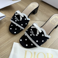 G072顶级品质Dior/迪奥新蝴蝶结编织刺绣拖鞋凉鞋 标志性金属D字扣缀于鞋头侧畔哑光鎏金质感低调夺目是懂奢者才识的隐 G072顶级品质Dior/迪奥新蝴蝶结编织刺绣拖鞋凉鞋 标志性金属D字扣缀于鞋头侧畔哑光鎏金质感低调夺目是懂奢者才识的隐