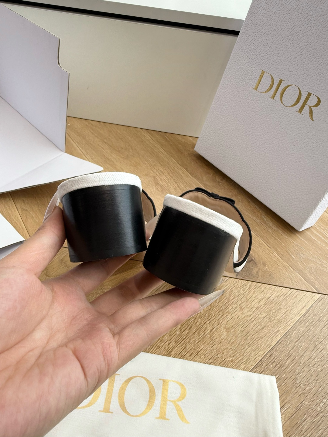 G072顶级品质Dior/迪奥新蝴蝶结编织刺绣拖鞋凉鞋 标志性金属D字扣缀于鞋头侧畔哑光鎏金质感低调夺目是懂奢者才识的隐