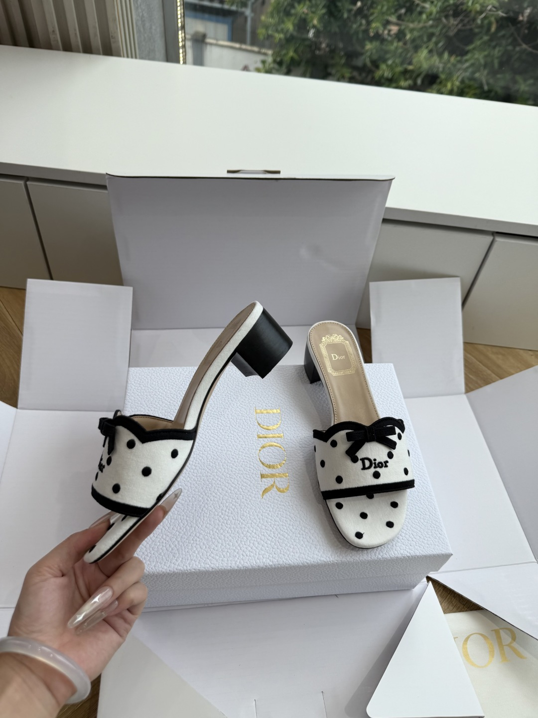 G072顶级品质Dior/迪奥新蝴蝶结编织刺绣拖鞋凉鞋 标志性金属D字扣缀于鞋头侧畔哑光鎏金质感低调夺目是懂奢者才识的隐