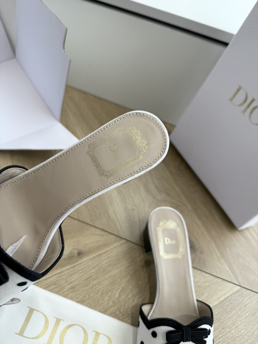 G072顶级品质Dior/迪奥新蝴蝶结编织刺绣拖鞋凉鞋 标志性金属D字扣缀于鞋头侧畔哑光鎏金质感低调夺目是懂奢者才识的隐
