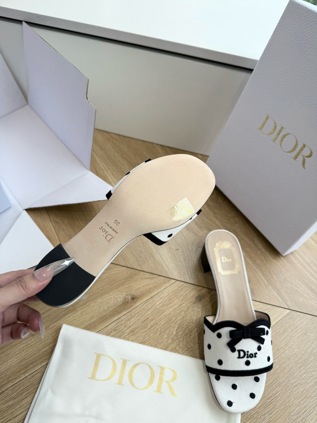 G072顶级品质Dior/迪奥新蝴蝶结编织刺绣拖鞋凉鞋 标志性金属D字扣缀于鞋头侧畔哑光鎏金质感低调夺目是懂奢者才识的隐