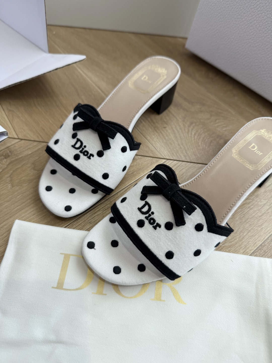 G072顶级品质Dior/迪奥新蝴蝶结编织刺绣拖鞋凉鞋 标志性金属D字扣缀于鞋头侧畔哑光鎏金质感低调夺目是懂奢者才识的隐