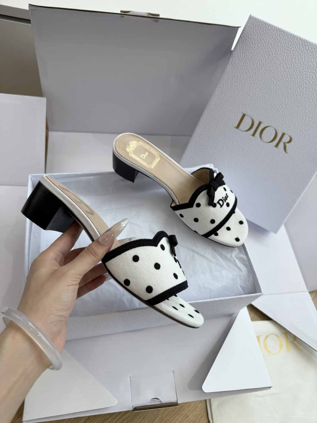G072顶级品质Dior/迪奥新蝴蝶结编织刺绣拖鞋凉鞋 标志性金属D字扣缀于鞋头侧畔哑光鎏金质感低调夺目是懂奢者才识的隐