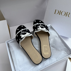 G072顶级品质Dior/迪奥新蝴蝶结编织刺绣拖鞋凉鞋 标志性金属D字扣缀于鞋头侧畔哑光鎏金质感低调夺目是懂奢者才识的隐 G072顶级品质Dior/迪奥新蝴蝶结编织刺绣拖鞋凉鞋 标志性金属D字扣缀于鞋头侧畔哑光鎏金质感低调夺目是懂奢者才识的隐