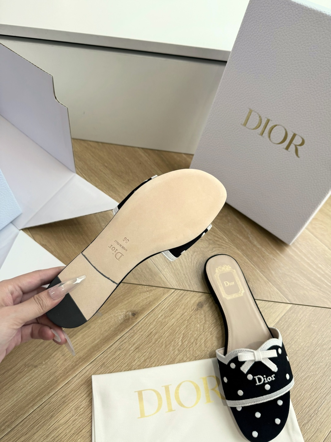 G072顶级品质Dior/迪奥新蝴蝶结编织刺绣拖鞋凉鞋 标志性金属D字扣缀于鞋头侧畔哑光鎏金质感低调夺目是懂奢者才识的隐 G072顶级品质Dior/迪奥新蝴蝶结编织刺绣拖鞋凉鞋 标志性金属D字扣缀于鞋头侧畔哑光鎏金质感低调夺目是懂奢者才识的隐