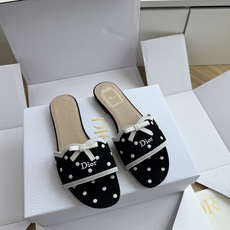 G072顶级品质Dior/迪奥新蝴蝶结编织刺绣拖鞋凉鞋 标志性金属D字扣缀于鞋头侧畔哑光鎏金质感低调夺目是懂奢者才识的隐 G072顶级品质Dior/迪奥新蝴蝶结编织刺绣拖鞋凉鞋 标志性金属D字扣缀于鞋头侧畔哑光鎏金质感低调夺目是懂奢者才识的隐