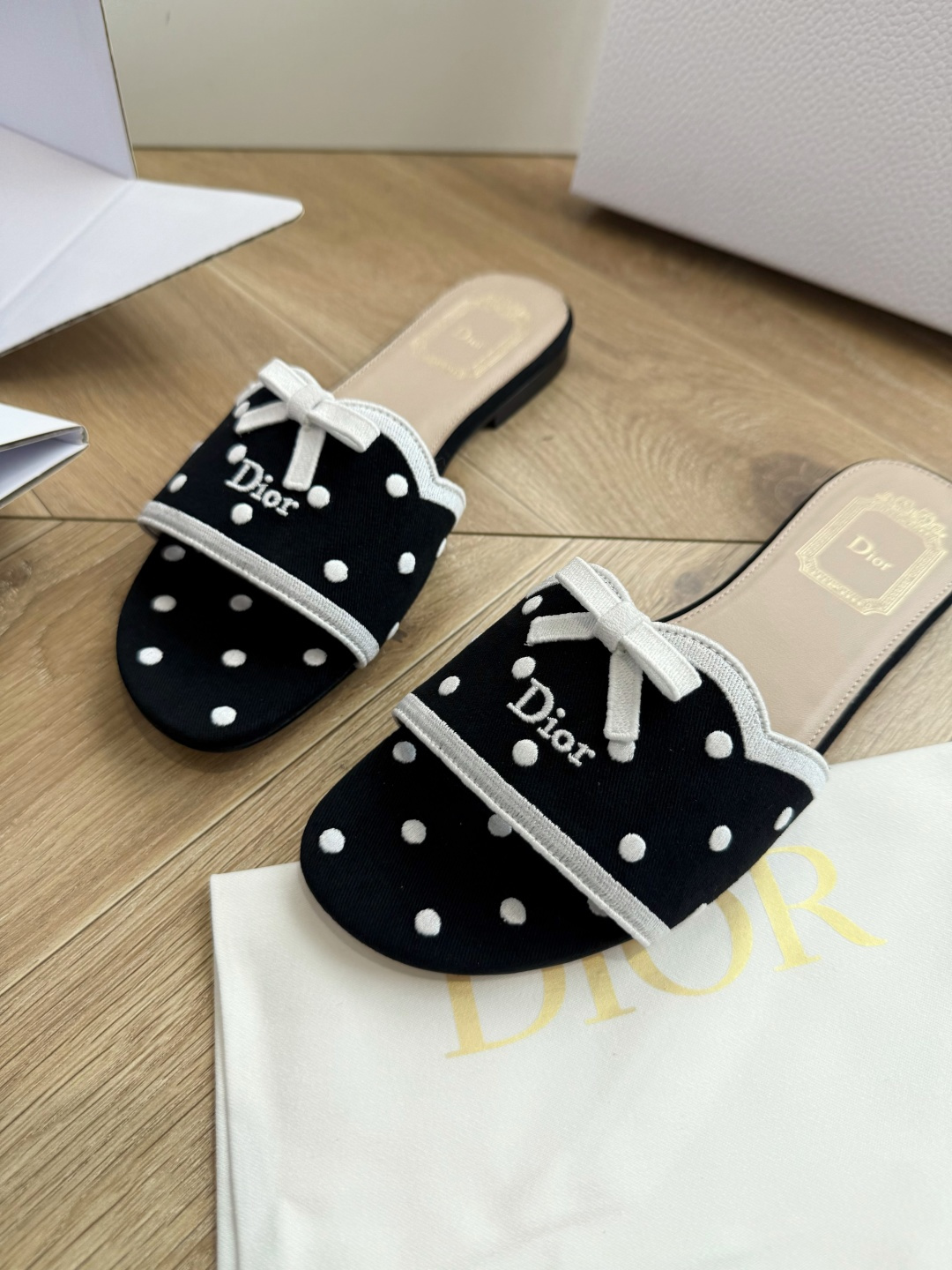 G072顶级品质Dior/迪奥新蝴蝶结编织刺绣拖鞋凉鞋 标志性金属D字扣缀于鞋头侧畔哑光鎏金质感低调夺目是懂奢者才识的隐 G072顶级品质Dior/迪奥新蝴蝶结编织刺绣拖鞋凉鞋 标志性金属D字扣缀于鞋头侧畔哑光鎏金质感低调夺目是懂奢者才识的隐
