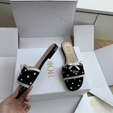 G072顶级品质Dior/迪奥新蝴蝶结编织刺绣拖鞋凉鞋 标志性金属D字扣缀于鞋头侧畔哑光鎏金质感低调夺目是懂奢者才识的隐 G072顶级品质Dior/迪奥新蝴蝶结编织刺绣拖鞋凉鞋 标志性金属D字扣缀于鞋头侧畔哑光鎏金质感低调夺目是懂奢者才识的隐