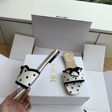 G072顶级品质Dior/迪奥新蝴蝶结编织刺绣拖鞋凉鞋 标志性金属D字扣缀于鞋头侧畔哑光鎏金质感低调夺目是懂奢者才识的隐 G072顶级品质Dior/迪奥新蝴蝶结编织刺绣拖鞋凉鞋 标志性金属D字扣缀于鞋头侧畔哑光鎏金质感低调夺目是懂奢者才识的隐