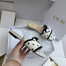 G072顶级品质Dior/迪奥新蝴蝶结编织刺绣拖鞋凉鞋 标志性金属D字扣缀于鞋头侧畔哑光鎏金质感低调夺目是懂奢者才识的隐 G072顶级品质Dior/迪奥新蝴蝶结编织刺绣拖鞋凉鞋 标志性金属D字扣缀于鞋头侧畔哑光鎏金质感低调夺目是懂奢者才识的隐