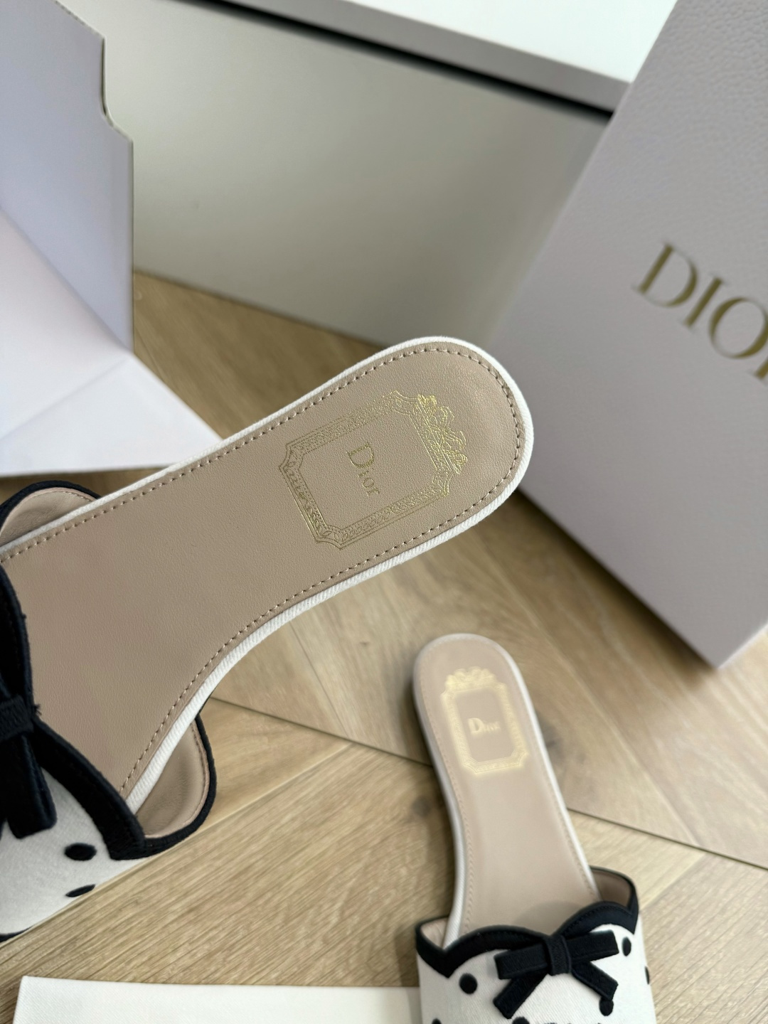 G072顶级品质Dior/迪奥新蝴蝶结编织刺绣拖鞋凉鞋 标志性金属D字扣缀于鞋头侧畔哑光鎏金质感低调夺目是懂奢者才识的隐