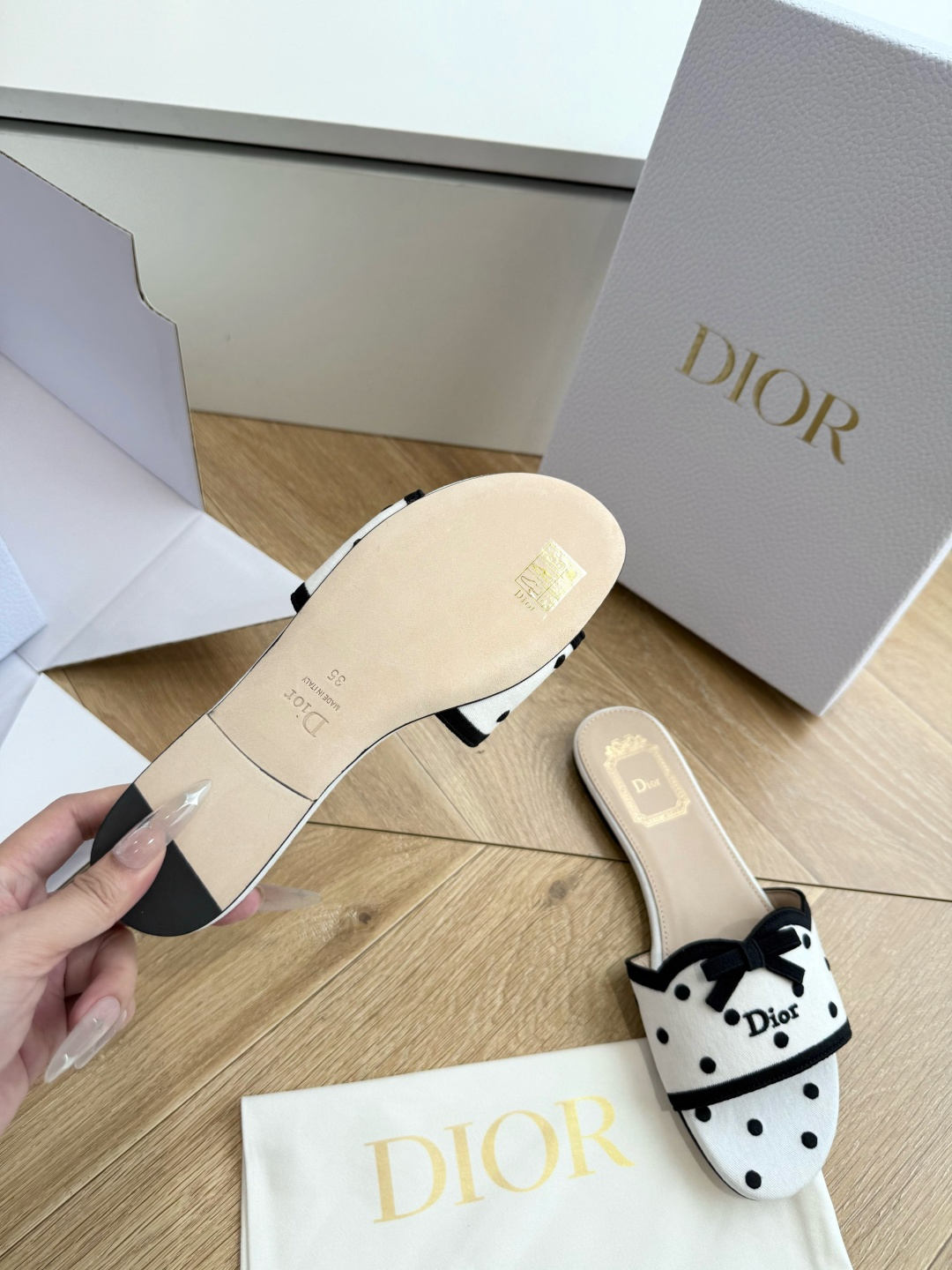 G072顶级品质Dior/迪奥新蝴蝶结编织刺绣拖鞋凉鞋 标志性金属D字扣缀于鞋头侧畔哑光鎏金质感低调夺目是懂奢者才识的隐 G072顶级品质Dior/迪奥新蝴蝶结编织刺绣拖鞋凉鞋 标志性金属D字扣缀于鞋头侧畔哑光鎏金质感低调夺目是懂奢者才识的隐