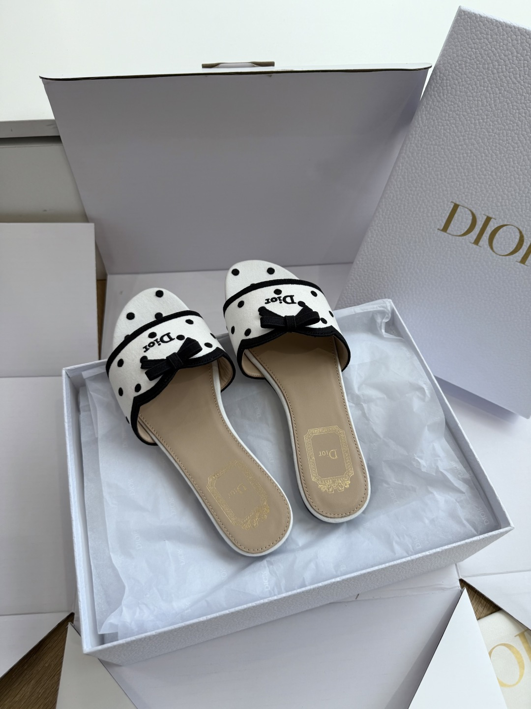 G072顶级品质Dior/迪奥新蝴蝶结编织刺绣拖鞋凉鞋 标志性金属D字扣缀于鞋头侧畔哑光鎏金质感低调夺目是懂奢者才识的隐 G072顶级品质Dior/迪奥新蝴蝶结编织刺绣拖鞋凉鞋 标志性金属D字扣缀于鞋头侧畔哑光鎏金质感低调夺目是懂奢者才识的隐