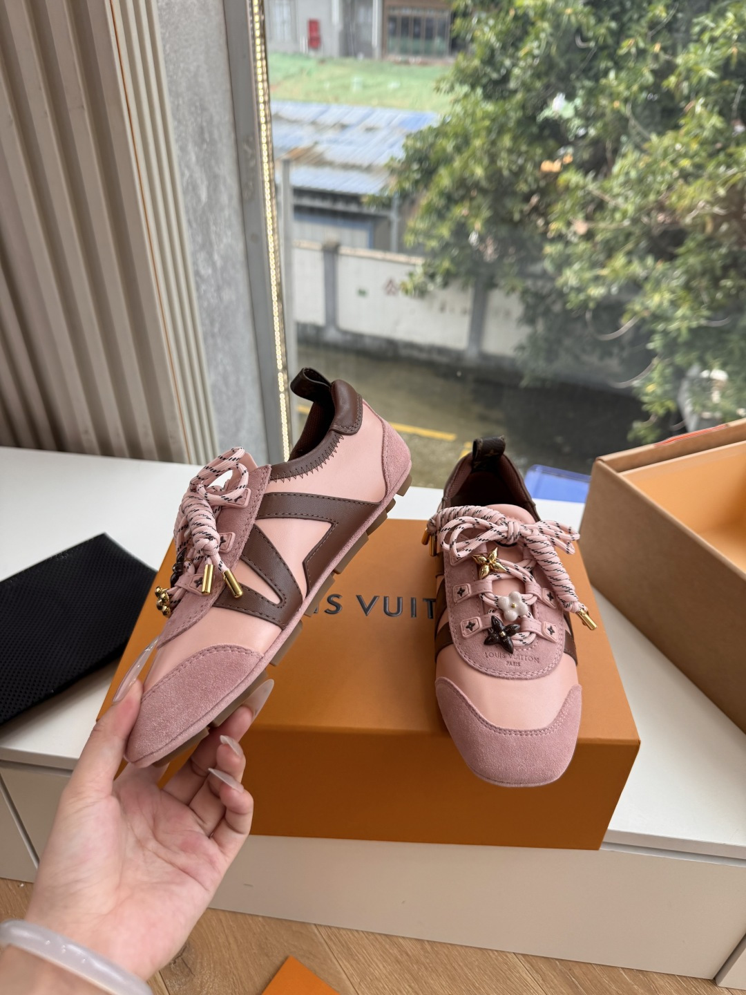 G000所见即所得秀场新款上推出的 LV Footprint Soccer 芭蕾运动鞋是 Pharrell Willia G000所见即所得秀场新款上推出的 LV Footprint Soccer 芭蕾运动鞋是 Pharrell Willia
