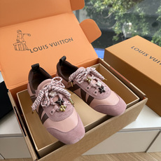 G000所见即所得秀场新款上推出的 LV Footprint Soccer 芭蕾运动鞋是 Pharrell Willia G000所见即所得秀场新款上推出的 LV Footprint Soccer 芭蕾运动鞋是 Pharrell Willia