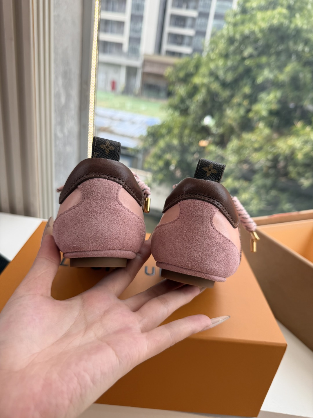 G000所见即所得秀场新款上推出的 LV Footprint Soccer 芭蕾运动鞋是 Pharrell Willia G000所见即所得秀场新款上推出的 LV Footprint Soccer 芭蕾运动鞋是 Pharrell Willia