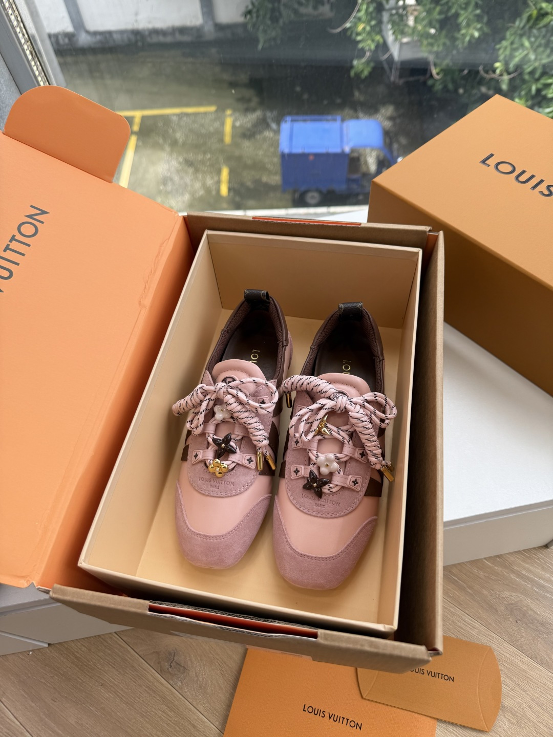 G000所见即所得秀场新款上推出的 LV Footprint Soccer 芭蕾运动鞋是 Pharrell Willia