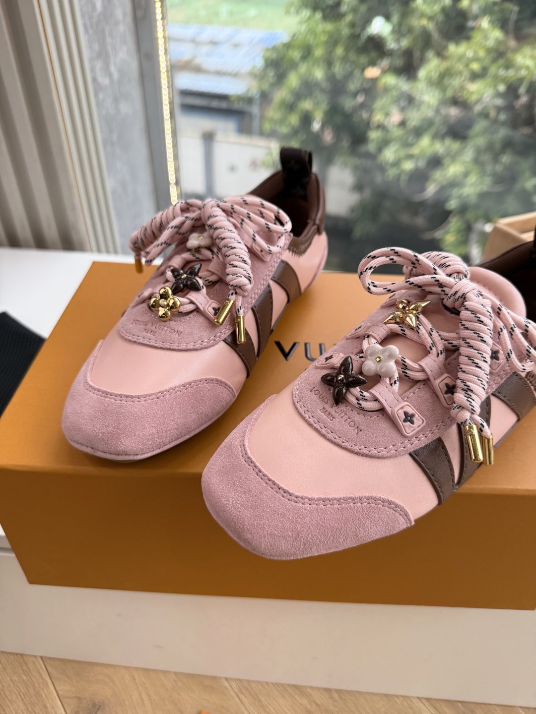 G000所见即所得秀场新款上推出的 LV Footprint Soccer 芭蕾运动鞋是 Pharrell Willia G000所见即所得秀场新款上推出的 LV Footprint Soccer 芭蕾运动鞋是 Pharrell Willia