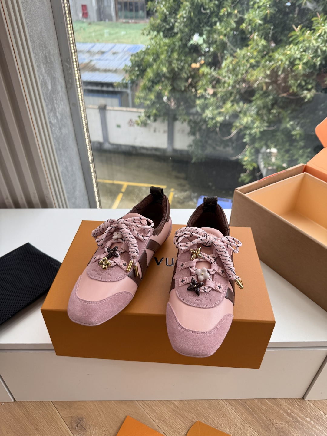 G000所见即所得秀场新款上推出的 LV Footprint Soccer 芭蕾运动鞋是 Pharrell Willia G000所见即所得秀场新款上推出的 LV Footprint Soccer 芭蕾运动鞋是 Pharrell Willia