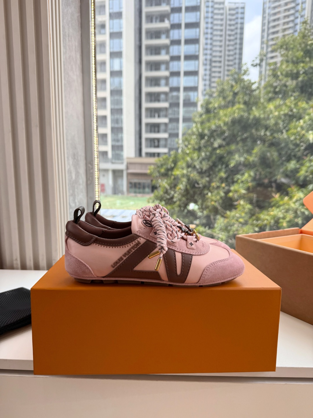G000所见即所得秀场新款上推出的 LV Footprint Soccer 芭蕾运动鞋是 Pharrell Willia G000所见即所得秀场新款上推出的 LV Footprint Soccer 芭蕾运动鞋是 Pharrell Willia