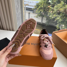 G000所见即所得秀场新款上推出的 LV Footprint Soccer 芭蕾运动鞋是 Pharrell Willia G000所见即所得秀场新款上推出的 LV Footprint Soccer 芭蕾运动鞋是 Pharrell Willia