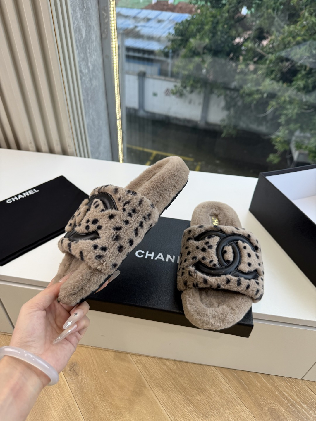 G021高版CHANE*小香奈儿爆品蝴妥妥的自留款！！比经典款Slingback舒服太多啦！每个颜色上脚都很显白 首选金