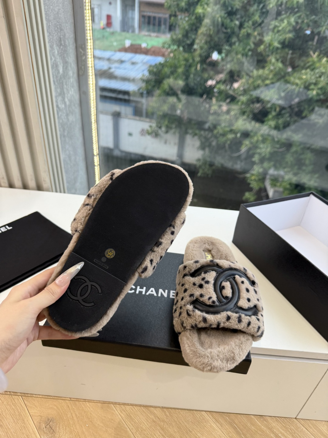 G021高版CHANE*小香奈儿爆品蝴妥妥的自留款！！比经典款Slingback舒服太多啦！每个颜色上脚都很显白 首选金
