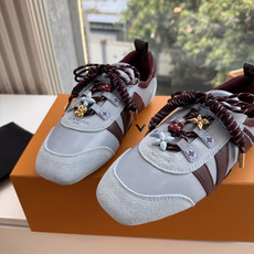 G000所见即所得秀场新款上推出的 LV Footprint Soccer 芭蕾运动鞋是 Pharrell Willia G000所见即所得秀场新款上推出的 LV Footprint Soccer 芭蕾运动鞋是 Pharrell Willia