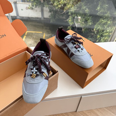 G000所见即所得秀场新款上推出的 LV Footprint Soccer 芭蕾运动鞋是 Pharrell Willia G000所见即所得秀场新款上推出的 LV Footprint Soccer 芭蕾运动鞋是 Pharrell Willia