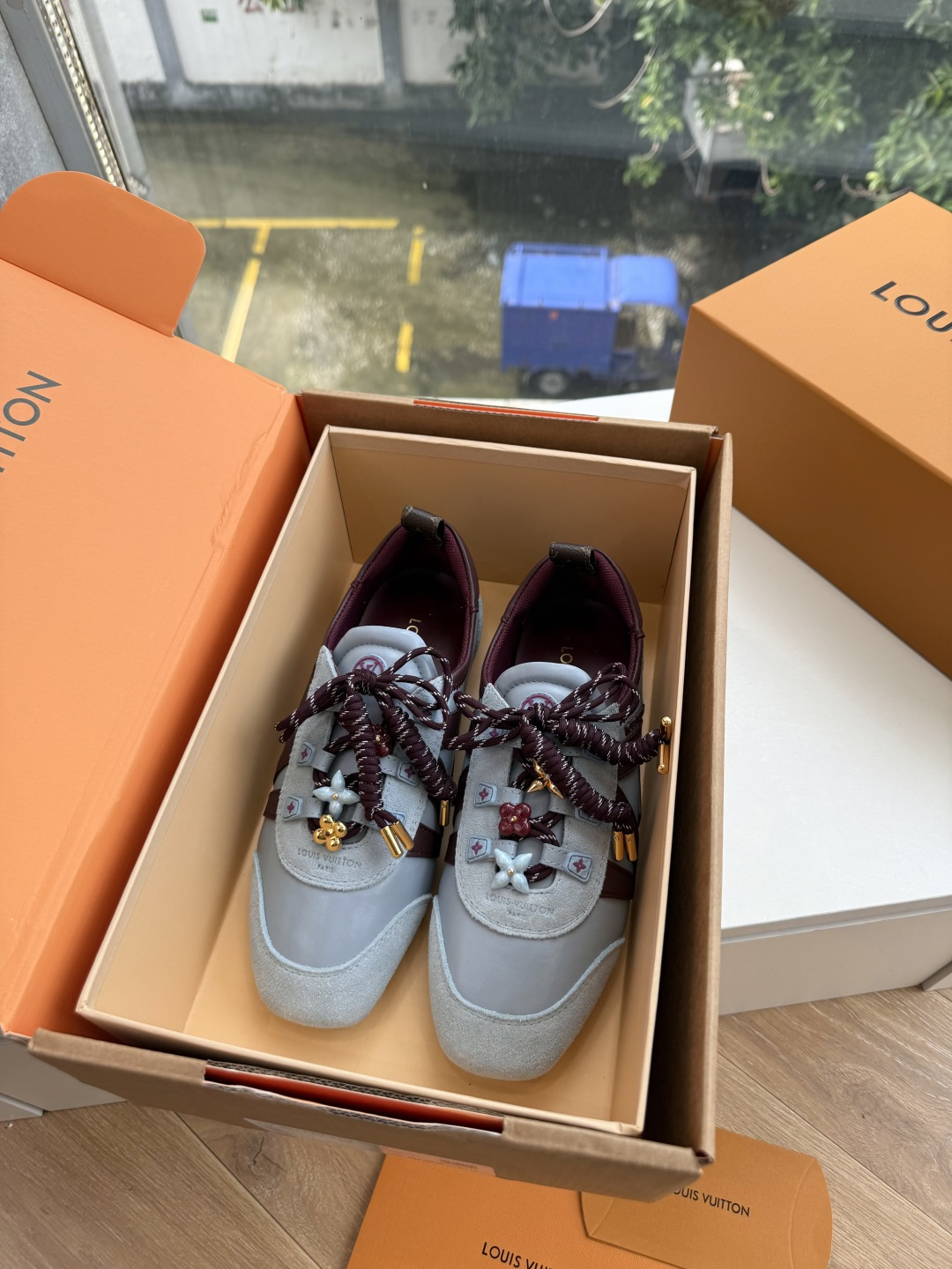 G000所见即所得秀场新款上推出的 LV Footprint Soccer 芭蕾运动鞋是 Pharrell Willia G000所见即所得秀场新款上推出的 LV Footprint Soccer 芭蕾运动鞋是 Pharrell Willia