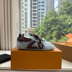 G000所见即所得秀场新款上推出的 LV Footprint Soccer 芭蕾运动鞋是 Pharrell Willia G000所见即所得秀场新款上推出的 LV Footprint Soccer 芭蕾运动鞋是 Pharrell Willia