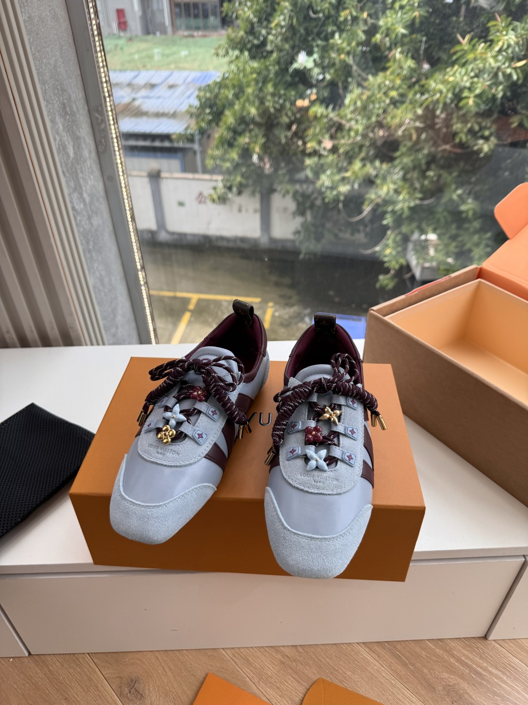G000所见即所得秀场新款上推出的 LV Footprint Soccer 芭蕾运动鞋是 Pharrell Willia