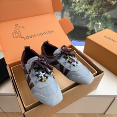 G000所见即所得秀场新款上推出的 LV Footprint Soccer 芭蕾运动鞋是 Pharrell Willia G000所见即所得秀场新款上推出的 LV Footprint Soccer 芭蕾运动鞋是 Pharrell Willia