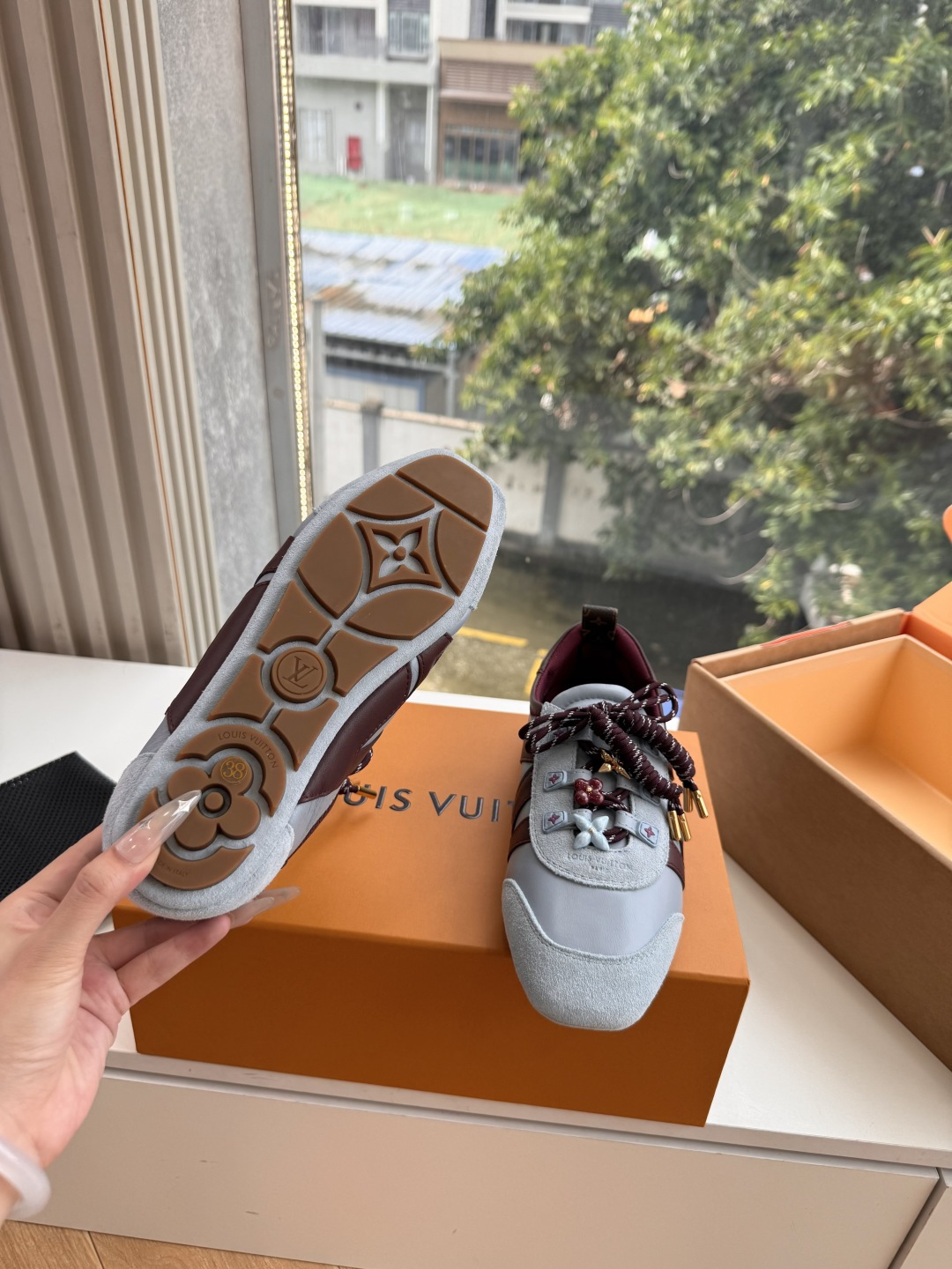 G000所见即所得秀场新款上推出的 LV Footprint Soccer 芭蕾运动鞋是 Pharrell Willia G000所见即所得秀场新款上推出的 LV Footprint Soccer 芭蕾运动鞋是 Pharrell Willia