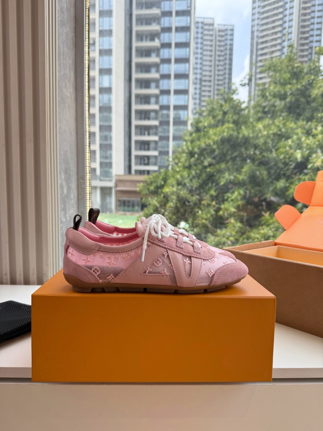 G000所见即所得秀场新款上推出的 LV Footprint Soccer 芭蕾运动鞋是 Pharrell Willia