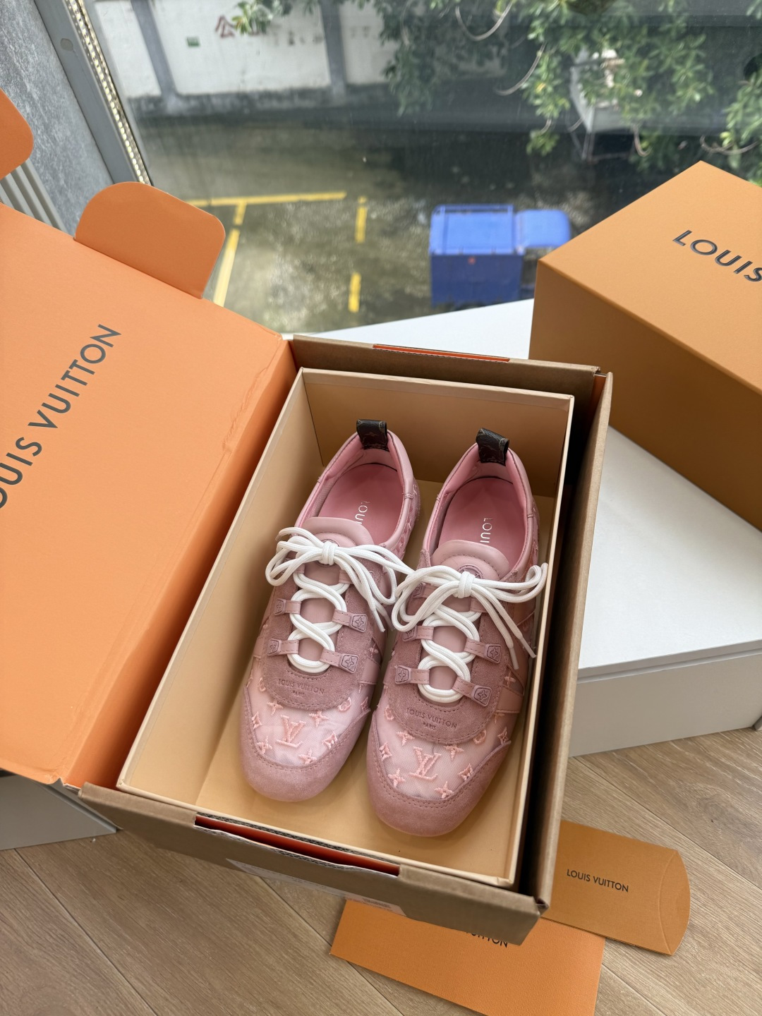 G000所见即所得秀场新款上推出的 LV Footprint Soccer 芭蕾运动鞋是 Pharrell Willia