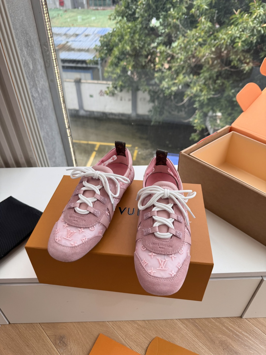 G000所见即所得秀场新款上推出的 LV Footprint Soccer 芭蕾运动鞋是 Pharrell Willia
