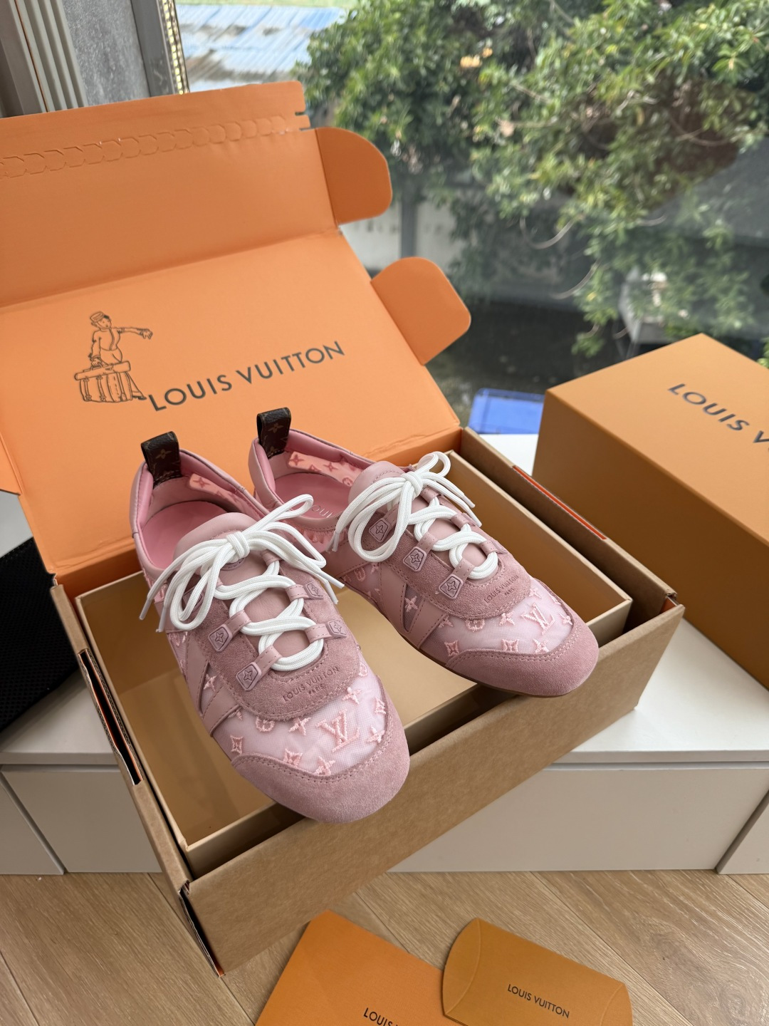 G000所见即所得秀场新款上推出的 LV Footprint Soccer 芭蕾运动鞋是 Pharrell Willia