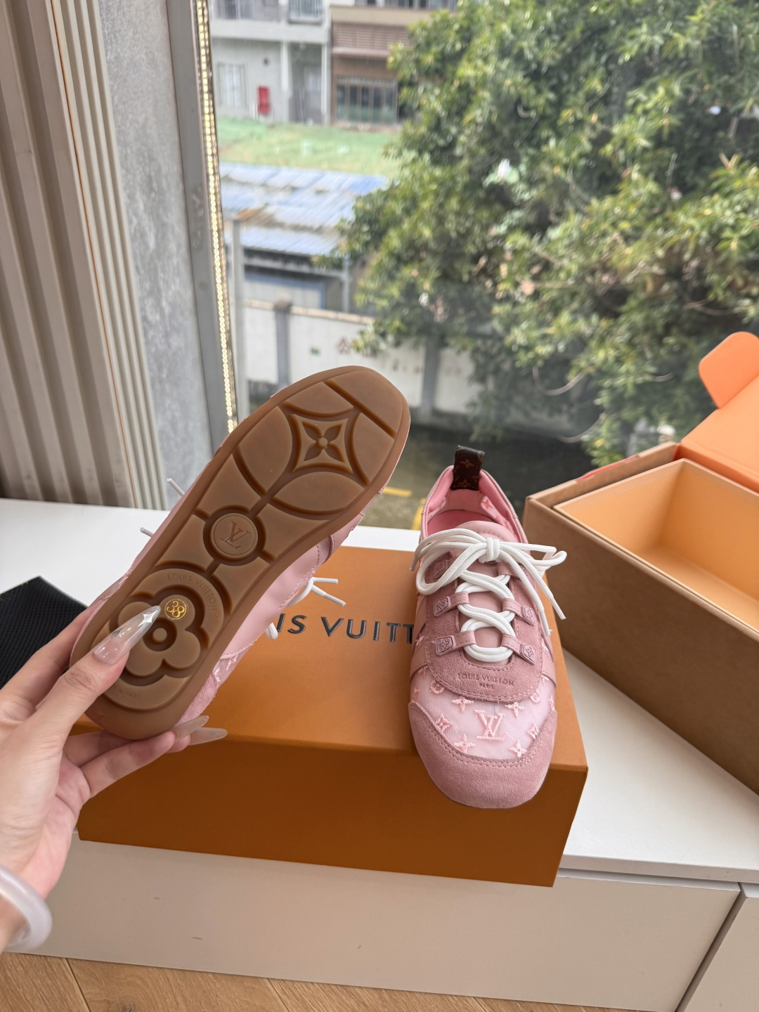 G000所见即所得秀场新款上推出的 LV Footprint Soccer 芭蕾运动鞋是 Pharrell Willia