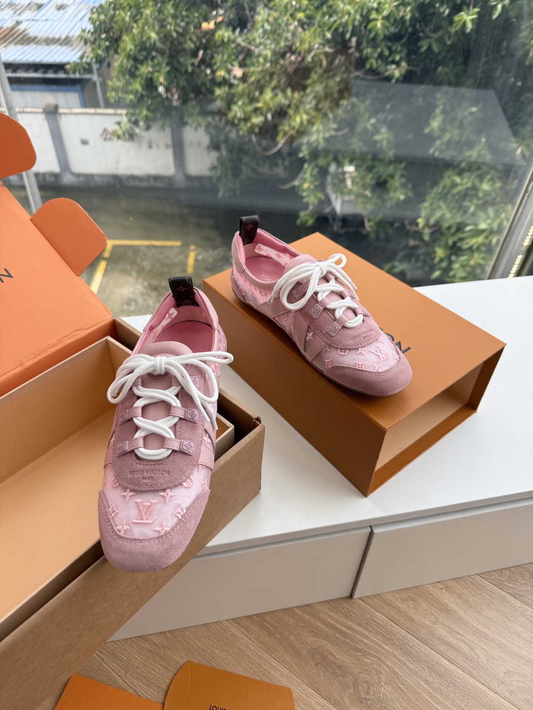 G000所见即所得秀场新款上推出的 LV Footprint Soccer 芭蕾运动鞋是 Pharrell Willia