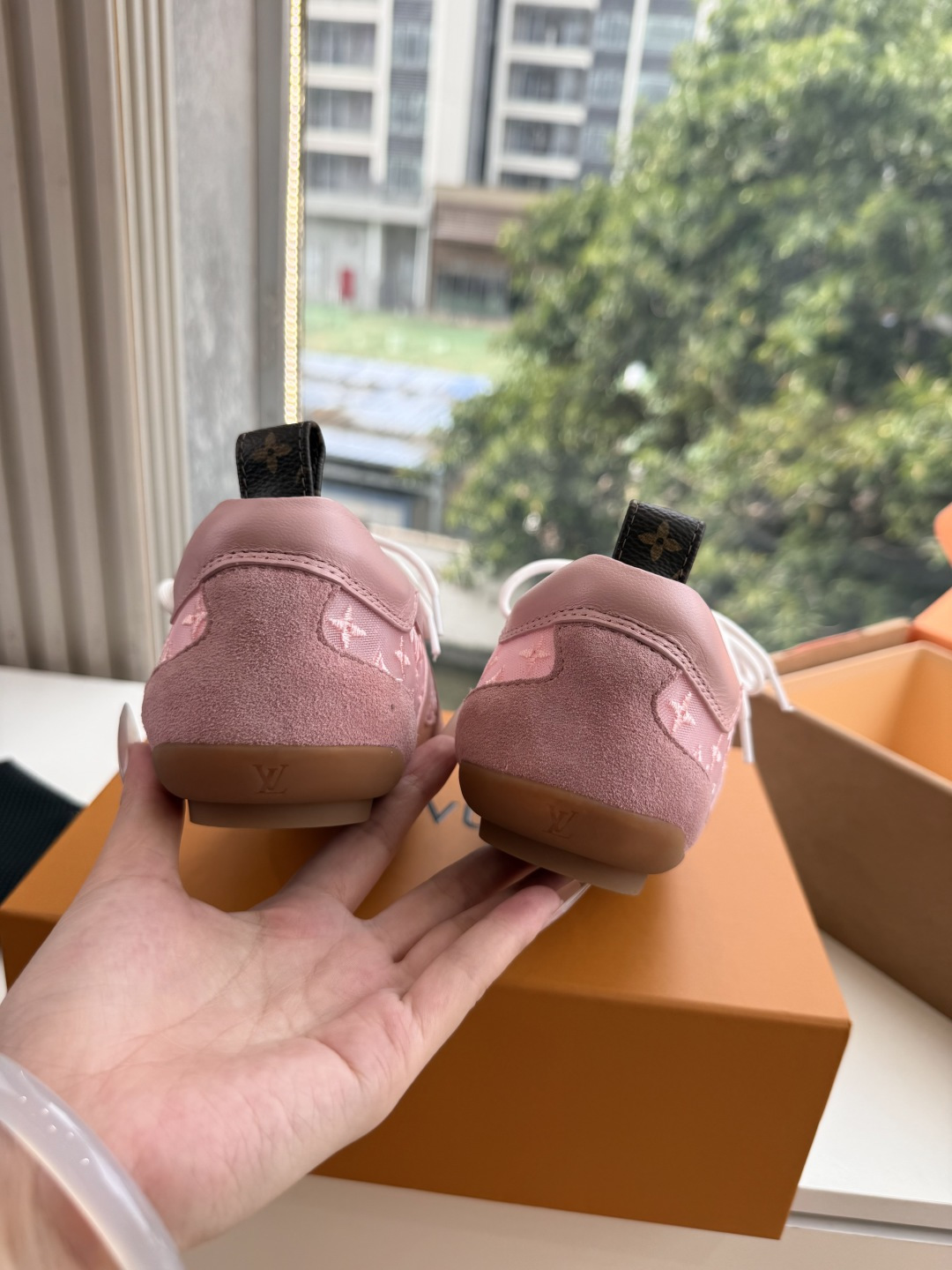 G000所见即所得秀场新款上推出的 LV Footprint Soccer 芭蕾运动鞋是 Pharrell Willia
