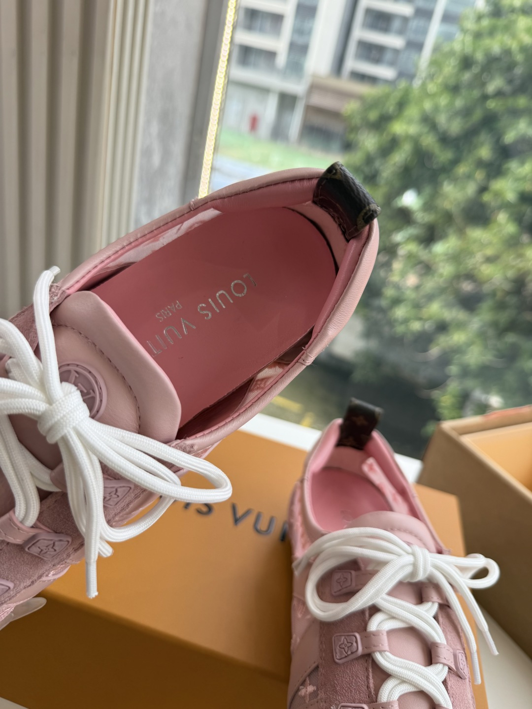 G000所见即所得秀场新款上推出的 LV Footprint Soccer 芭蕾运动鞋是 Pharrell Willia