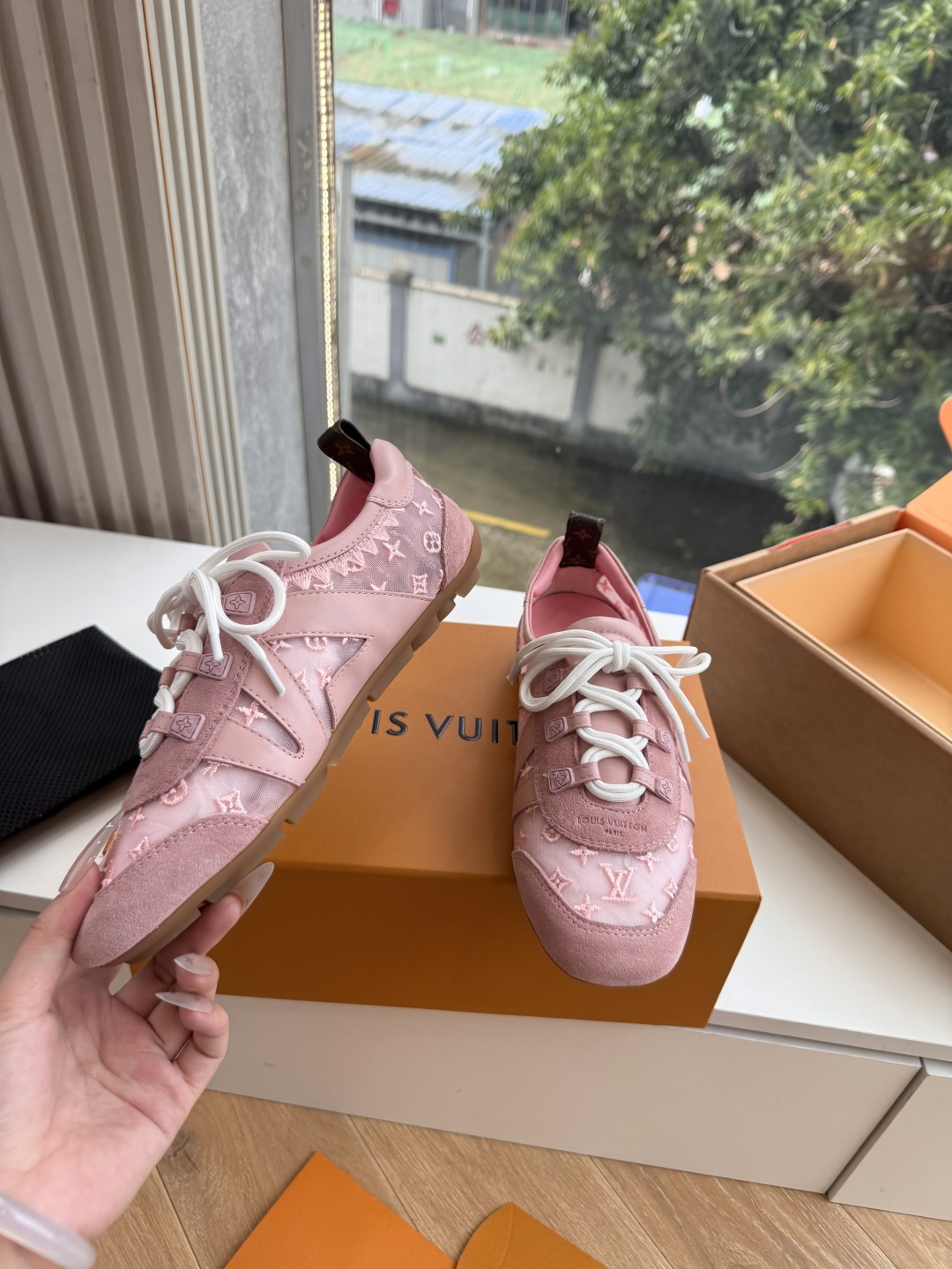 G000所见即所得秀场新款上推出的 LV Footprint Soccer 芭蕾运动鞋是 Pharrell Willia