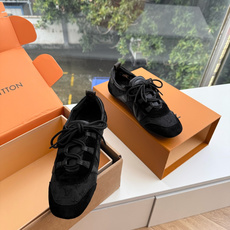 G000所见即所得秀场新款上推出的 LV Footprint Soccer 芭蕾运动鞋是 Pharrell Willia G000所见即所得秀场新款上推出的 LV Footprint Soccer 芭蕾运动鞋是 Pharrell Willia