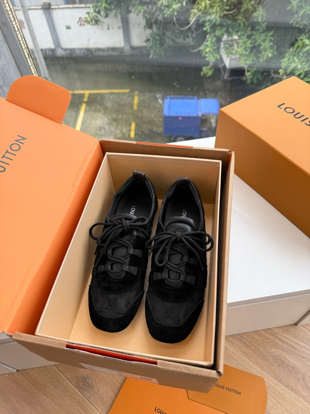 G000所见即所得秀场新款上推出的 LV Footprint Soccer 芭蕾运动鞋是 Pharrell Willia G000所见即所得秀场新款上推出的 LV Footprint Soccer 芭蕾运动鞋是 Pharrell Willia