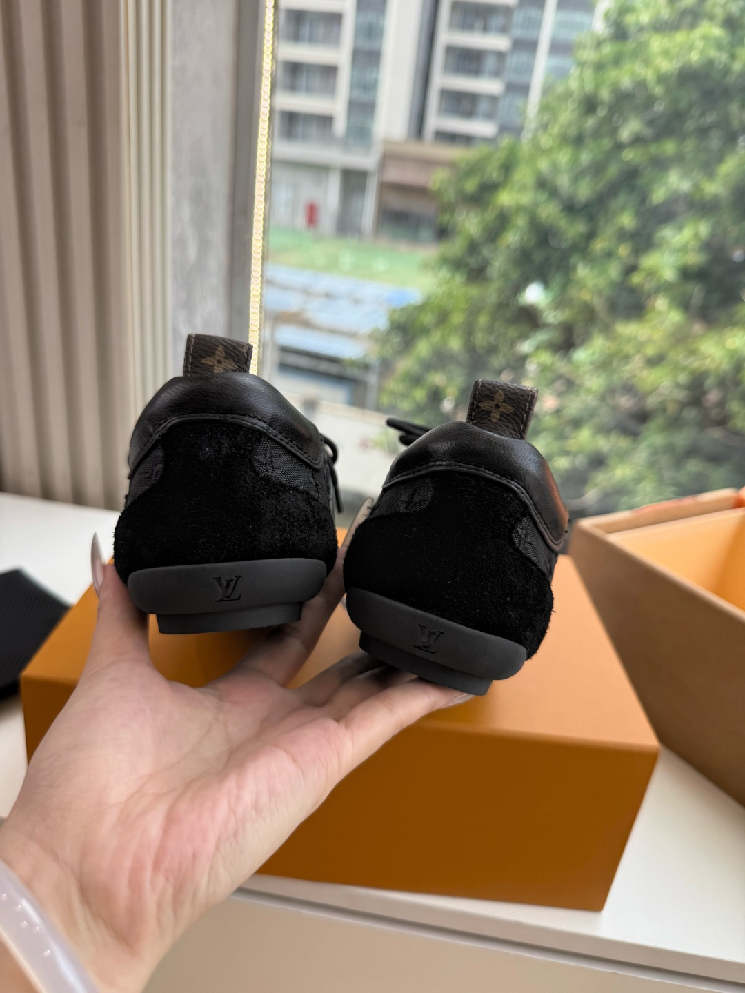 G000所见即所得秀场新款上推出的 LV Footprint Soccer 芭蕾运动鞋是 Pharrell Willia G000所见即所得秀场新款上推出的 LV Footprint Soccer 芭蕾运动鞋是 Pharrell Willia