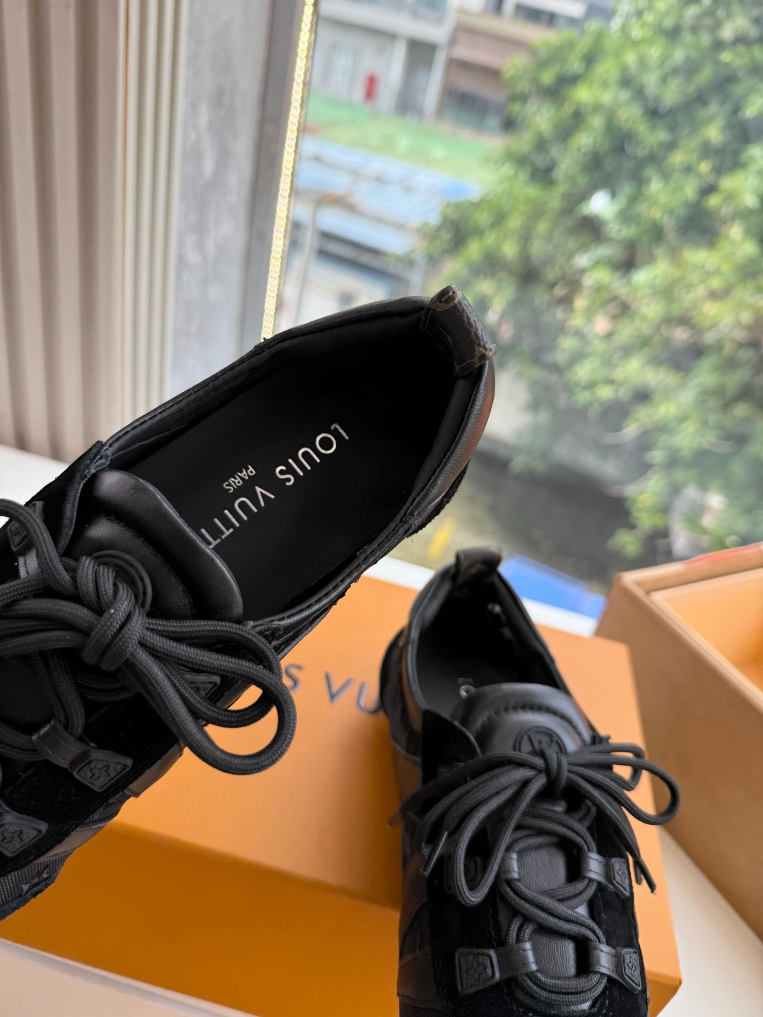 G000所见即所得秀场新款上推出的 LV Footprint Soccer 芭蕾运动鞋是 Pharrell Willia G000所见即所得秀场新款上推出的 LV Footprint Soccer 芭蕾运动鞋是 Pharrell Willia