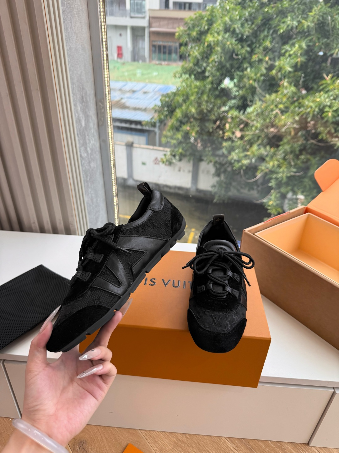 G000所见即所得秀场新款上推出的 LV Footprint Soccer 芭蕾运动鞋是 Pharrell Willia G000所见即所得秀场新款上推出的 LV Footprint Soccer 芭蕾运动鞋是 Pharrell Willia